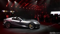 Ferrari 812 GTS adalah versi spider dari 812 Superfast, melepaskan tenaga 800 cv pada 8500 rpm, merupakan mesin yang paling kuat di kelasnya. Torsi 718 Nm menjamin akselerasi yang mengesankan, hampir setara dengan 812 Superfast, sementara batas putaran 8900 rpm memperkuat kemudi yang sporty pada mobil itu.