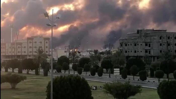 Kepulan asap terlihat dari fasilitas minyak Arab SaudiFoto: VIDEOS OBTAINED BY REUTERS/via REUTERS Kepulan asap terlihat dari fasilitas minyak Arab SaudiFoto: VIDEOS OBTAINED BY REUTERS/via REUTERS