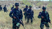 Dalam patrolinya, Mereka membawa serta senjata laras panjang lengkap dengan amunisinya.