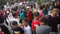Anehnya ada anak-anak dalam barisan pendemo.