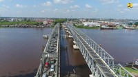 Porsi Kementerian PUPR adalah pembangunan bentang tengah sepanjang 387 meter dan jalan pendekat (oprit) sisi selatan 73 meter dan oprit sisi utara 44 meter, dikerjakan oleh Balai Pelaksanaan Jalan Nasional XX Pontianak telah rampung 100%. Pool/Kementerian PUPR.
