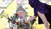 Seorang warga meletakan karangan bunga di pusara makam BJ Habibie.