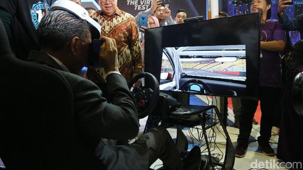 Nurdin Abdullah mencoba simulasi balapan