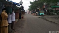 Para pedagang di sana mengaku omzetnya turun sampai 20 persen sejak kabut asap.
