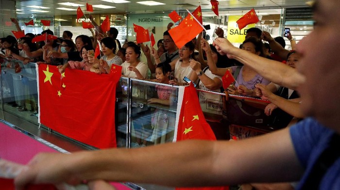 Pro-China demonstrators wave Chinese national flags at Amoy Plaza shopping mall in Kowloon Bay, Hong Kong, China, September 14, 2019. REUTERS/Jorge Silva