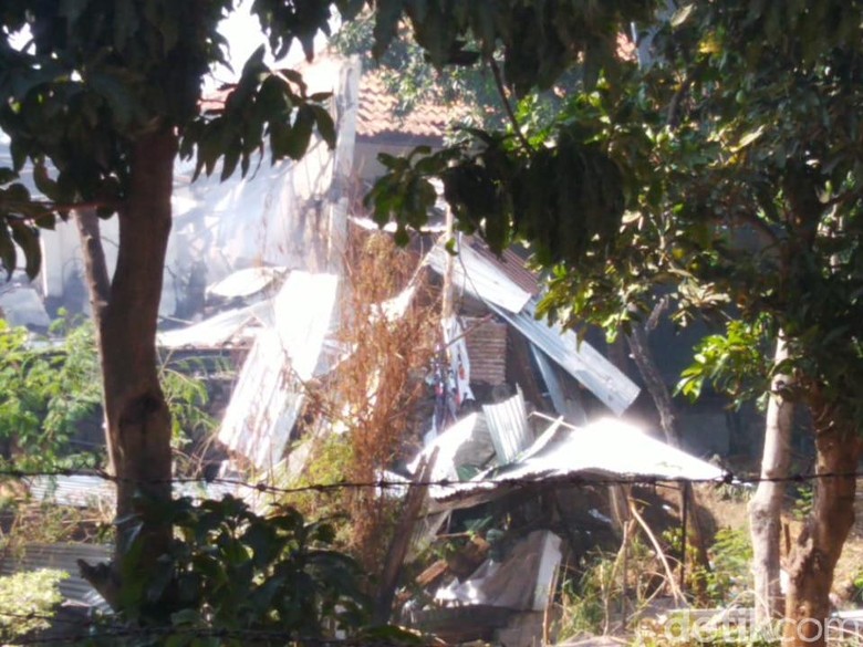 11 Rumah dan 2 Mobil Rusak Akibat Ledakan Gudang Mako Brimob Semarang 11 Rumah dan 2 Mobil Rusak Akibat Ledakan Gudang Mako Brimob Semarang