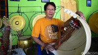 Sasando, dalam bidang organologi (ilmu tentang alat-alat musik) tergolong Sitar Tabung Bambu. Menurut para peneliti musik, sitar tabung bamboo adalah alat musik asli Asia Tenggara (misalnya Filipina dan Indonesia) yang juga ditemukan di  Madagaskar dengan sebutan Valiha/Ali yang berasal-usul dari Asia Tenggara melalui perpindahan penduduk.