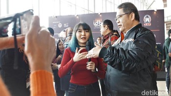 Ngobrolin apa sih kayaknya seru banget? (Foto: Aisyah Kamaliah/detikINET)