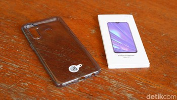 Dalam paket penjualannya diberikan case transparan. Foto: Adi Fida Rahman/detikINET