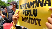 Massa membawa berbagai poster.