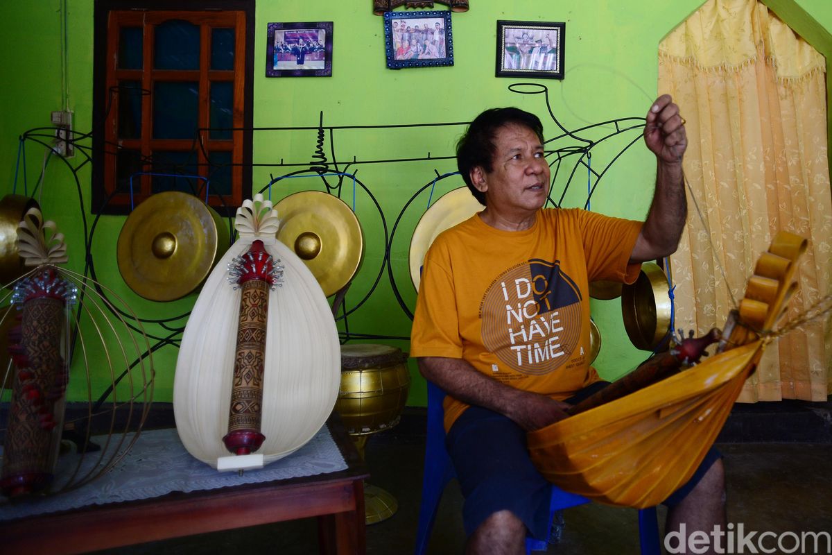 Rebab adalah alat musik yang dimainkan dengan cara