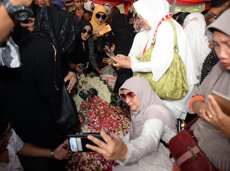 Putra Tak Permasalahkan Warga Ramai Selfie di Makam BJ Habibie Putra Tak Permasalahkan Warga Ramai Selfie di Makam BJ Habibie