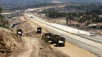 Pembangunan Jalan Tol Cisumdawu dikerjakan bersama oleh Pemerintah dan Badan Usaha. Pemerintah memberikan dukungan konstruksi Seksi 1 & 2 sepanjang 29 Km untuk meningkatkan kelayakan investasi. Pendanaan untuk porsi Pemerintah menggunakan dana APBN rupiah murni dan pinjaman Pemerintah China. Seksi 3-6 sepanjang 32,8 Km dikerjakan oleh Badan Usaha Jalan Tol (BUJT) PT. Citra Karya Jabar Tol (CKJT) dengan nilai investasi sebesar Rp 8,41 triliun. Pool/Kementerian PUPR.