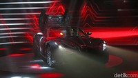 Atap mobil dapat dibuka tutup saat mobil melaju dalam kecepatan 45 km per jam.
