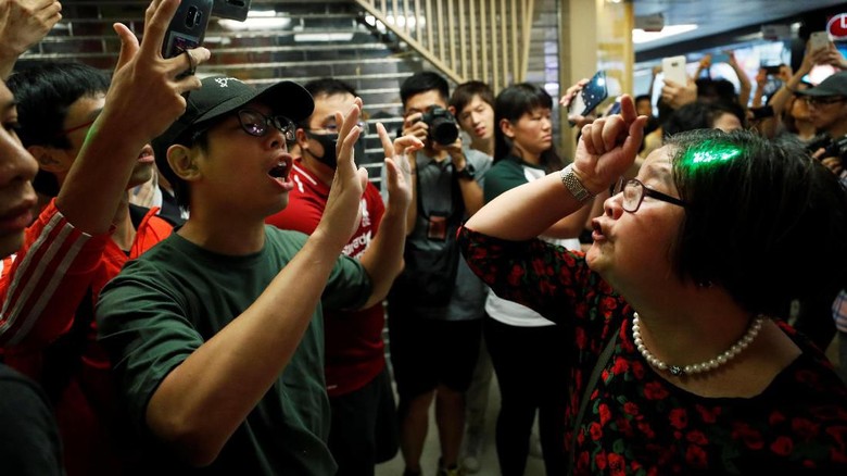 Demonstran Antipemerintah Bentrok dengan Massa Pro-China di Hong Kong Demonstran Antipemerintah Bentrok dengan Massa Pro-China di Hong Kong
