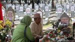 Makam BJ Habibie Ramai Peziarah
