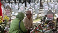 Dua warga berdoa saat berziarah di makam BJ Habibie, Taman Makam Pahlawan Nasional Utama (TMPNU) Kalibata, Jakarta Selatan, Sabtu (14/9/2019).