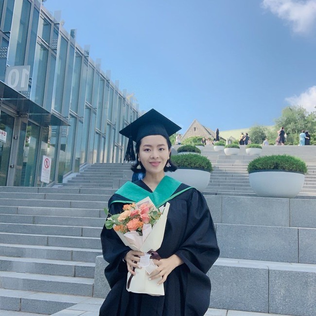 Selain pernah menjadi aktris film seksi, Son Fe Ya sempat jadi perbincangan karena insiden malfungsi busana yang mengekspos bagian payudara. Foto: Instagram @actress_sonfeya