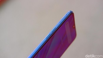 Sisi kiri terdapat port pengaturan volume. Foto: Adi Fida Rahman/detikINET