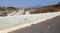 Dari 6 seksi yang ada progres konstruksi dan pembebasan lahan Tol Cisumdawu adalah sebagai berikut; Seksi 1 Cileunyi–Tanjungsari sepanjang 12 km, dikerjakan oleh China Road and Bridge Corporation (CRBC) - PT Adhi Karya (Joint Venture) yakni 45,47% untuk konstruksi dan pembebasan lahan 72,77%. Pool/Kementerian PUPR.
