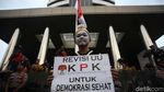 Srikandi dan Tokoh Pewayangan Demo KPK