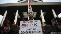 Sejumlah polisi menjaga aksi ini.