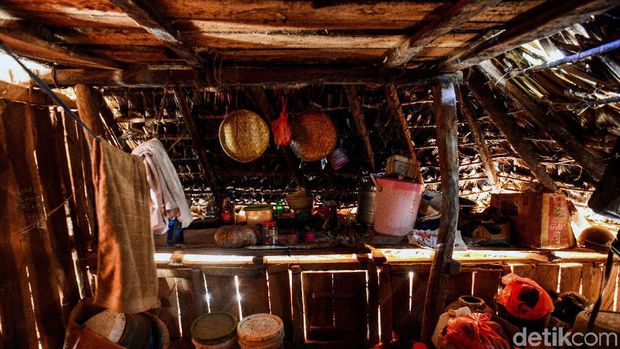 Ada banyak rumah adat di Indonesia, salah satunya Rumah Adat Rote. Rumah adat tersebut bergaya rumah panggung dengan atap daun lontar.
