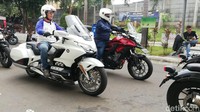 Kami bahkan sampai memaksa konsumen Honda BigBike dapatkan pemahaman dan berlatih safety riding sehingga dapat diaplikasikan ketika mengadakan touring dengan jarak yang jauh, jelas Manager Wahana Big Wing, Chris Salmon dalam kegiatan itu. Foto: Rizki Pratama