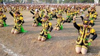 Tarian Dolalak massal ini digelar dalam rangka menyongsong tahun kunjungan wisata Purworejo 2020. Warga Purworejo yang terdiri dari siswa siswi SD, SMP, SMA sederajat, mahasiswa dan masyarakat umum secara massal menari Dolalak di alun-alun kota Purworejo, Sabtu (14/9/2019) (Rinto/detikcom)
