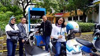Rombongan Touring tersebut pun mengunjungi beberapa SPLU dalam perjalanannya, antara lain SPLU di depan kantor PLN Belanti, Jalan Khatib Sulaiman. SPLU di UNP, SPLU di di Jalan Mangunsarkoro dan SPLU di Fakultas Kedokteran Unand yang ada di Jati. Tidak hanya berhenti di beberapa SPLU, rombongan pun berkesempatan mengunjungi beberapa kantor Media yang ada di Padang guna memsosialisasikan kepada awak media dan masyarakat sekitar. Foto: dok. PLN