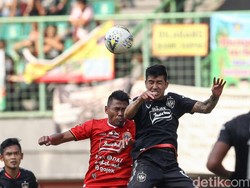 Penalti untuk Persija hadir pada injury time babak pertama. Bek PSIS, M Rio Saputro, melakukan tendangan salto untuk membuang bola, namun kakinya mengenai muka Ramdani. Marko Simic menjadi eksekutor, bisa menceploskan bola ke gawang. Persija unggul 1-0.