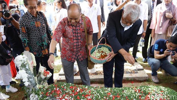 Xanana Gusmao Ziarah ke Makam Habibie / 
