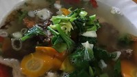 Nasi jadi pelengkap sup yang disajikan panas mengepul. Sayurannya ada yang ditambah tauge. Makin segar dan nikmat dihirup hangat. Foto : Instagram @aredheaidi