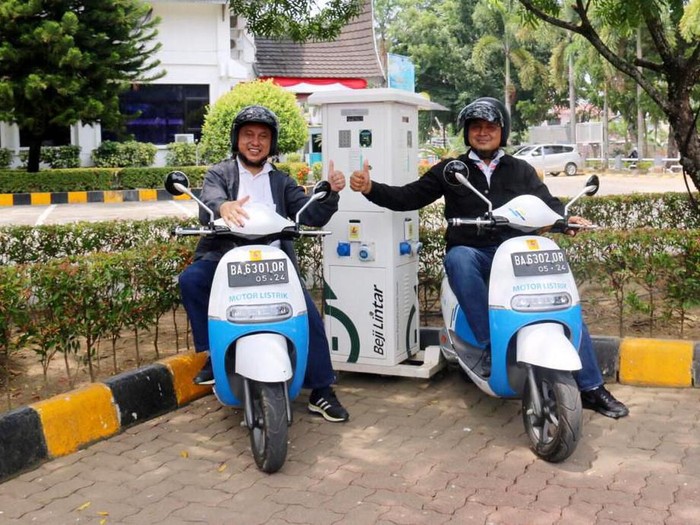 PLN Sumatera Barat menggelar touring keliling kota Padang dengan motor listrik (molis). Hal ini guna memasyarakatkan pergeseran gaya hidup berkendaraan listrik.