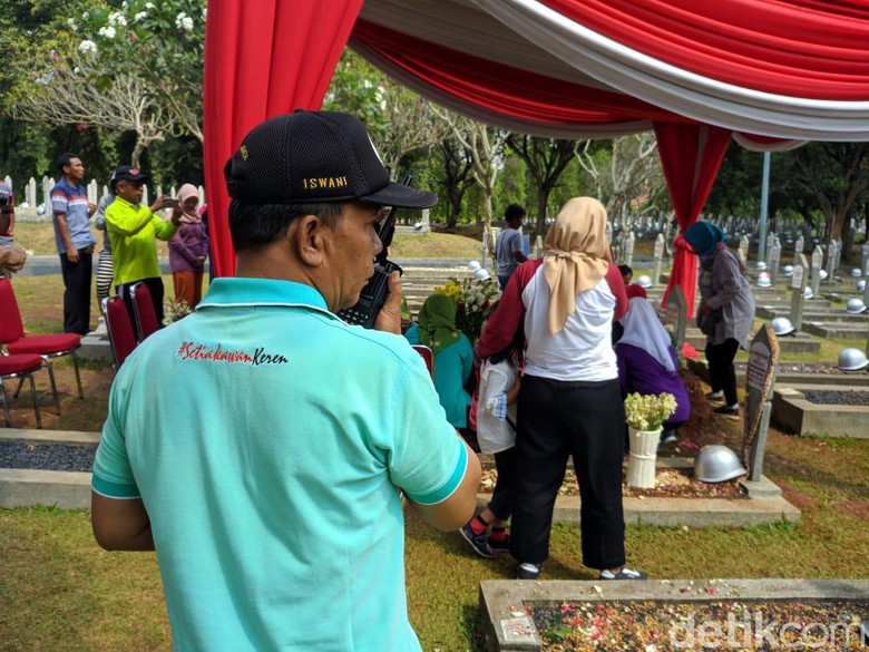 Satpam Kini Siaga, Imbau Peziarah Tak Selfie di Makam BJ Habibie Satpam Kini Siaga, Imbau Peziarah Tak Selfie di Makam BJ Habibie