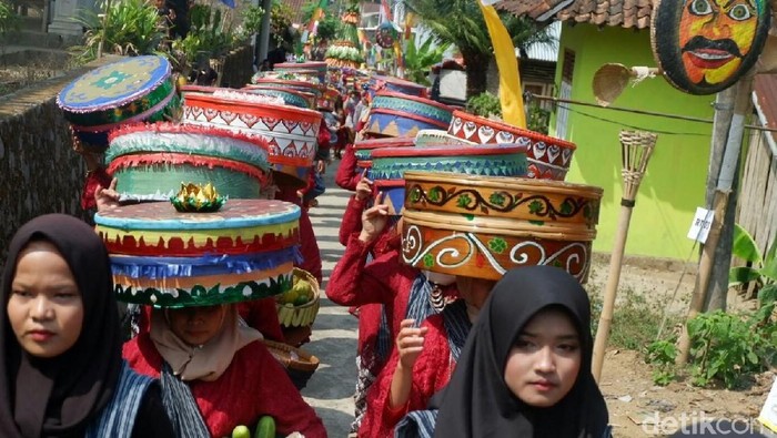 Indahnya Kebersamaan Warga Desa di Wonosobo Saat Kirab Tenong