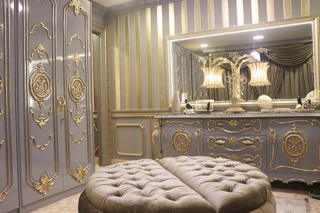 Bisa dihilat jika interior kamar Tasya Farasya tampak mewah. Selain karena didominasi warna emas, furnitur di kamarnya pun punya desain yang ekstravagan. Belum lagi dengan hadirnya chandelier dan lampu-lampu cantik di beberapa sudut. Foto: Instagram @tasyafarasya