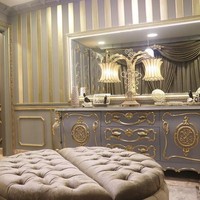 Bisa dihilat jika interior kamar Tasya Farasya tampak mewah. Selain karena didominasi warna emas, furnitur di kamarnya pun punya desain yang ekstravagan. Belum lagi dengan hadirnya chandelier dan lampu-lampu cantik di beberapa sudut. Foto: Instagram @tasyafarasya