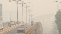 Pada Kamis (12/9) lalu kabut asap di Pekanbaru semakin pekat. Pengendara nekat menembus kabut asap yang terdampak dampak dari kebakaran hutan dan lahan di Pekanbaru, Riau. Foto: ANTARA FOTO/Rony Muharrman