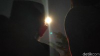 Ratusan orang pada Sabtu malam, (14/9/2019) tumpah ruah di Lapangan Batu Bassi, Maros, Sulawesi Selatan. Mereka menikmati bulan purnama langka, yakni harvest moon  dengan menonton pentas seni budaya (Moehammad Bakrie/detikcom)