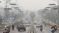 Kebakaran hutan dan lahan (Karhutla) di sejumlah wilayah Provinsi Kalsel mengakibatkan Kota Banjarmasin terpapar kabut asap dengan aroma yang menyengat dan bertambah pekat dalam beberapa hari terakhir. Foto: FOTO/Bayu Pratama S