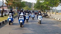 Sepanjang perjalanan, konvoi ini berhasil menarik perhatian warga dan para pengguna jalan lainnya. Turut hadir General Manager PLN UIW Sumbar, Bambang Dwiyanto. Kehadiran kendaraan listrik di Indonesia, menandai hadirnya era baru gaya hidup di masyarakat. PLN Sumbar sadar sepenuhnya, gaya hidup masyarakat era sekarang ini sangat membutuhkan pasokan listrik. Foto: dok. PLN