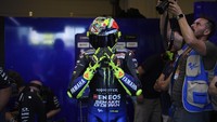 Rossi saat mengenakan helm barunya. Foto: Dok. AGV Helmet
