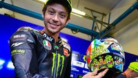 Bukan cuma di Mugello, di Misano Rossi juga selalu melahirkan helm dengan desain spesial. Tak terkecuali untuk MotoGP San Marino 2019 akhir pekan ini. Foto: Dok. MotoGP.com