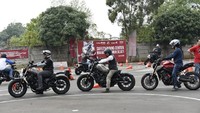 Para peserta mendapatkan beragam materi penting dalam mengendarai moge baik itu berupa teori dan praktek yang didampingi oleh profesioinal. Foto: Dok. Wahana Makmur Sejati