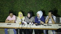 Keluarga menggelar jumpa pers yang dihadiri awak media di kawasan Jalan Siaga 3, Pejaten, Jakarta Selatan, pada Sabtu (14/9) malam. Foto: Ismail/ detikHOT
