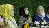 Air mata Elvy kian berderai ketika ia kembali mengingat masa kecil Haedar. Foto: Ismail/ detikHOT