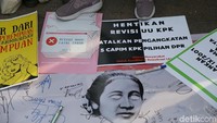 Aksi yang digelar itu bertepatan dengan Hari Demokrasi Internasional sebagai bentuk penolakan terhadap revisi Rancangan Kitab Undang-Undang Hukum Pidana (RKUHP) karena dapat mematikan perjuangan para pegiat sosial.