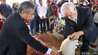 Dengan didampingi Dubes Timor Leste untuk Indonesia Alberto Xavier Pereira Carlos, Xanana Gusmao mengalungkan bunga di papan nama makam BJ Habibie.