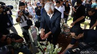Sebelumnya Sabtu (14/9) malam, Xanana Gusmao terlebih dahulu mengunjungi kediaman BJ Habibie di Patra Kuningan Jakarta dan disambut oleh kedua anak Habibie dengan penuh hangat kekeluargaan.